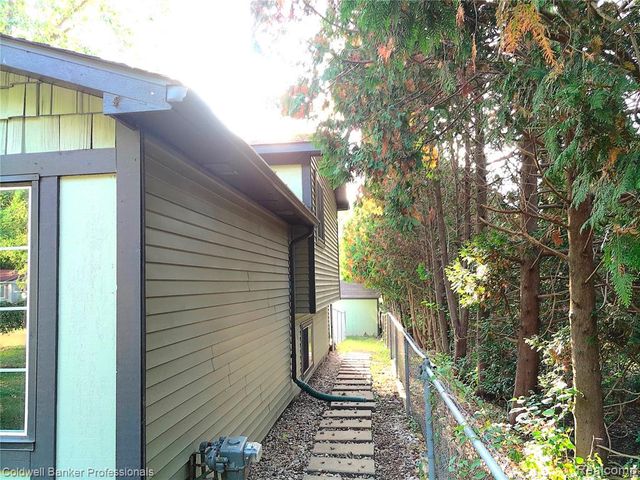 3225 Oakridge Drive, Highland, MI 48356