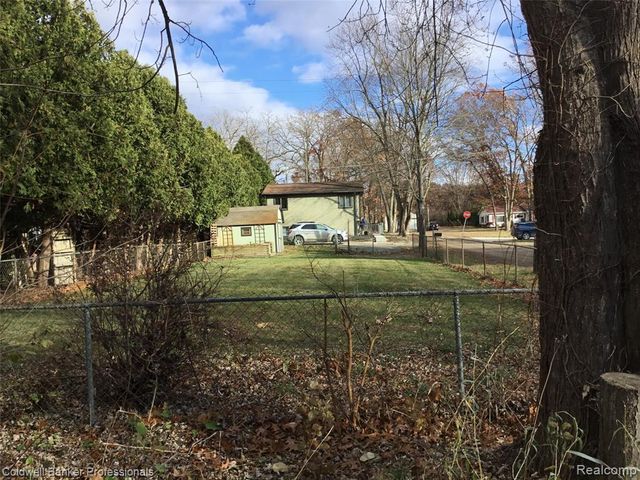 3225 Oakridge Drive, Highland, MI 48356
