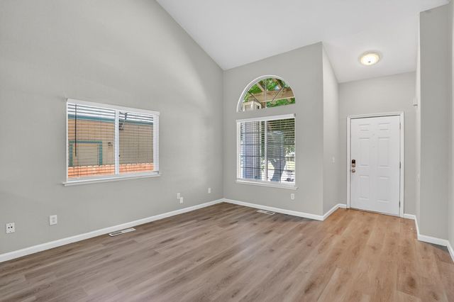 167 Creekside Cir, Sacramento, CA 95823