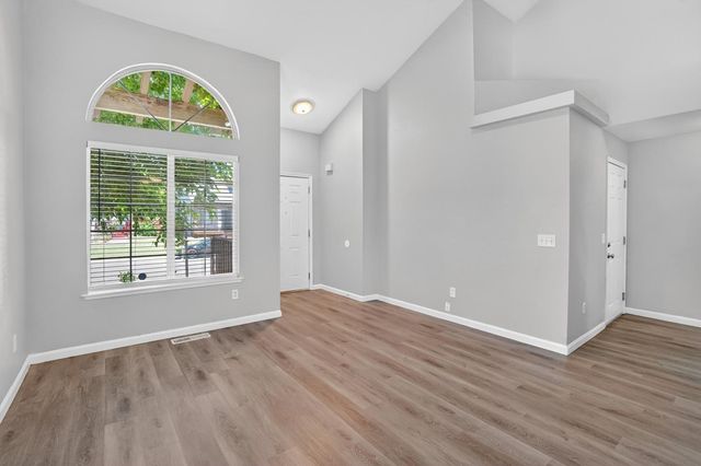 167 Creekside Cir, Sacramento, CA 95823
