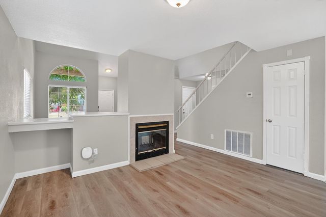 167 Creekside Cir, Sacramento, CA 95823