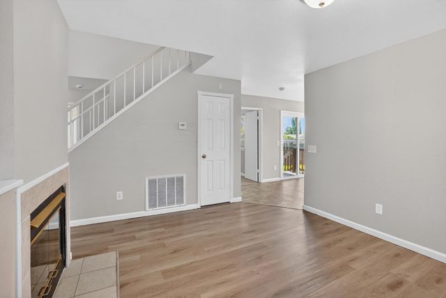 167 Creekside Cir, Sacramento, CA 95823