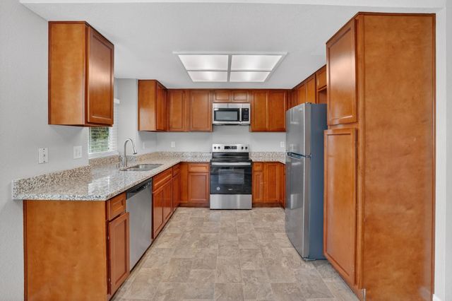 167 Creekside Cir, Sacramento, CA 95823
