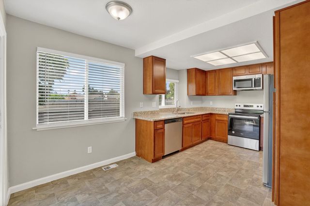 167 Creekside Cir, Sacramento, CA 95823