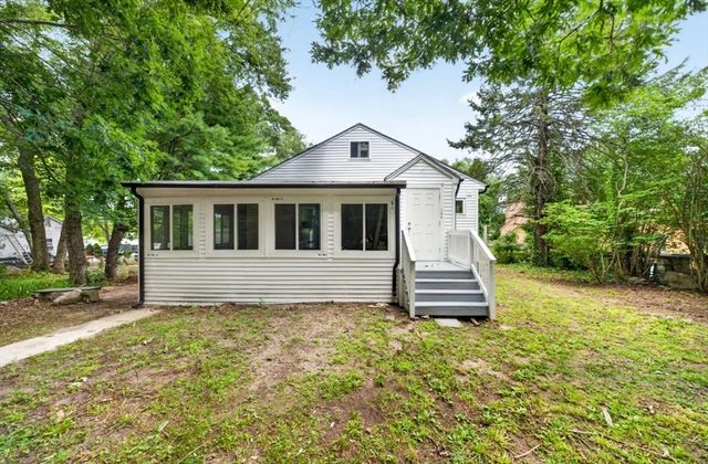 69 Wolcott Ave, Dartmouth, MA 02747