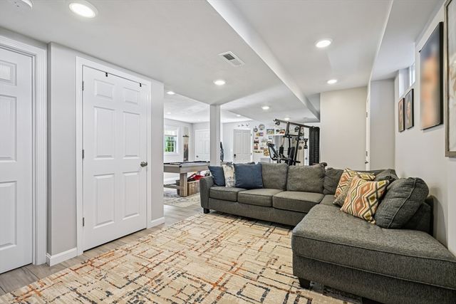 43 Gedney Dr, Peabody, MA 01960