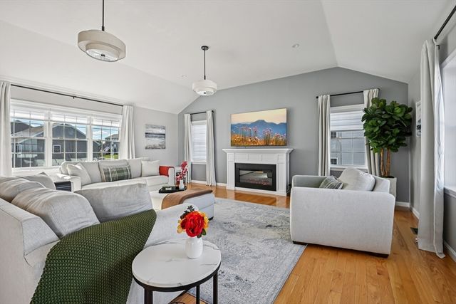 43 Gedney Dr, Peabody, MA 01960