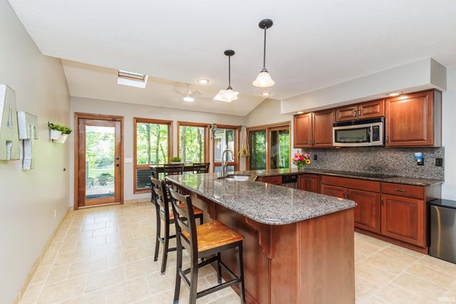 7509 W River Rd, Yorktown, IN 47396