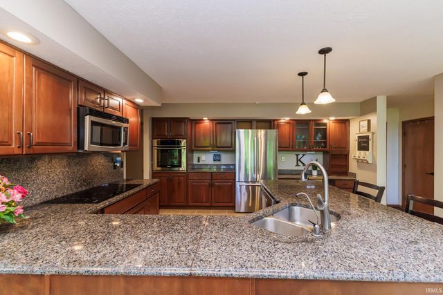 7509 W River Rd, Yorktown, IN 47396