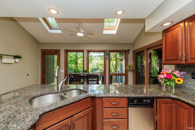 7509 W River Rd, Yorktown, IN 47396
