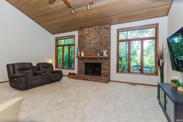 7509 W River Rd, Yorktown, IN 47396