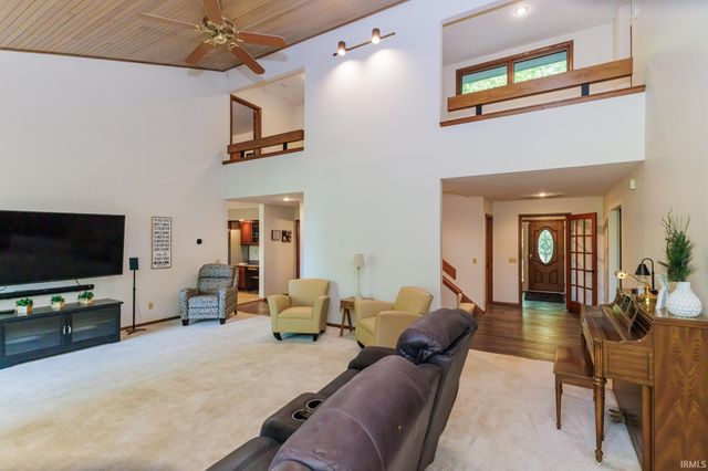 7509 W River Rd, Yorktown, IN 47396