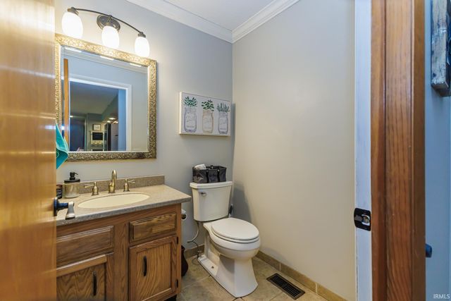 7509 W River Rd, Yorktown, IN 47396