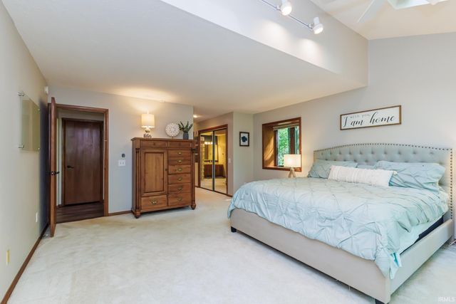 7509 W River Rd, Yorktown, IN 47396