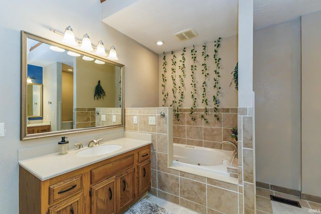 7509 W River Rd, Yorktown, IN 47396