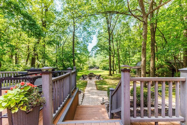 7509 W River Rd, Yorktown, IN 47396