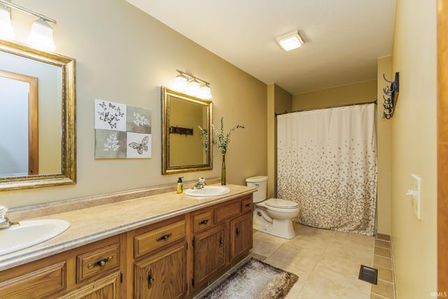 7509 W River Rd, Yorktown, IN 47396