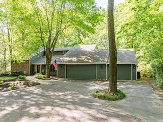7509 W River Rd, Yorktown, IN 47396