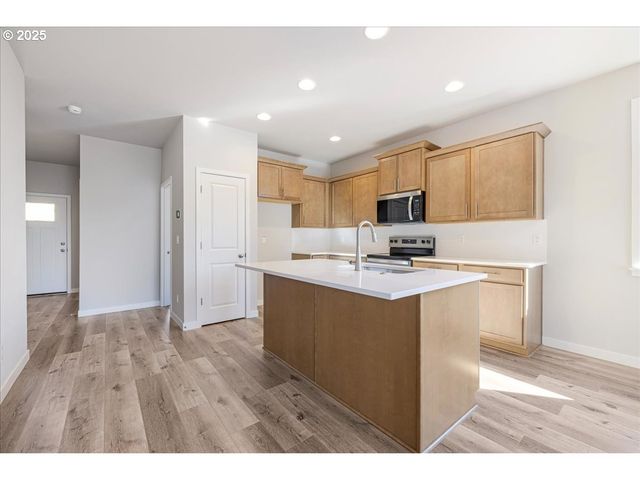 725 E Third St, Yamhill, OR 97148