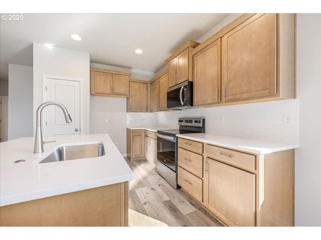 725 E Third St, Yamhill, OR 97148