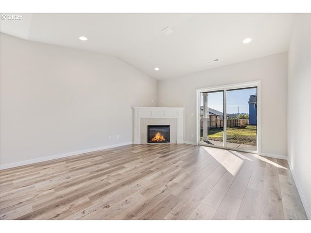 725 E Third St, Yamhill, OR 97148