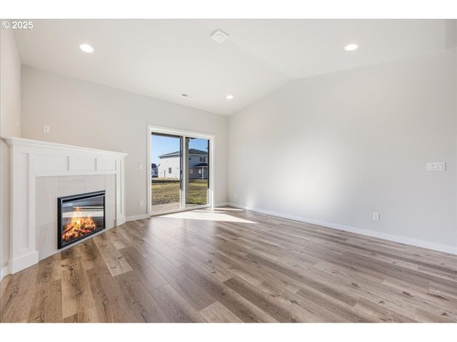 725 E Third St, Yamhill, OR 97148