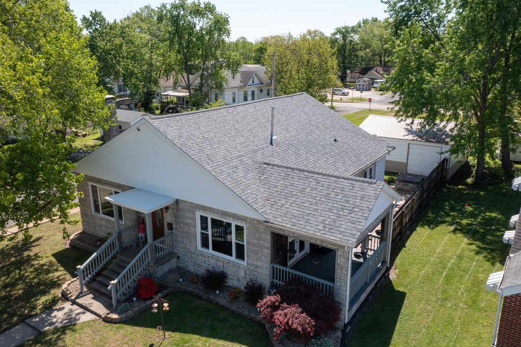 Image 2 of property listing at 433 E Main Street, Salem, IL 62881