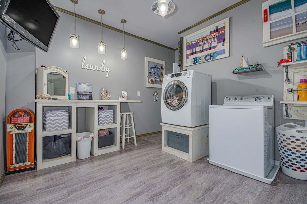 Image 17 of property listing at 433 E Main Street, Salem, IL 62881