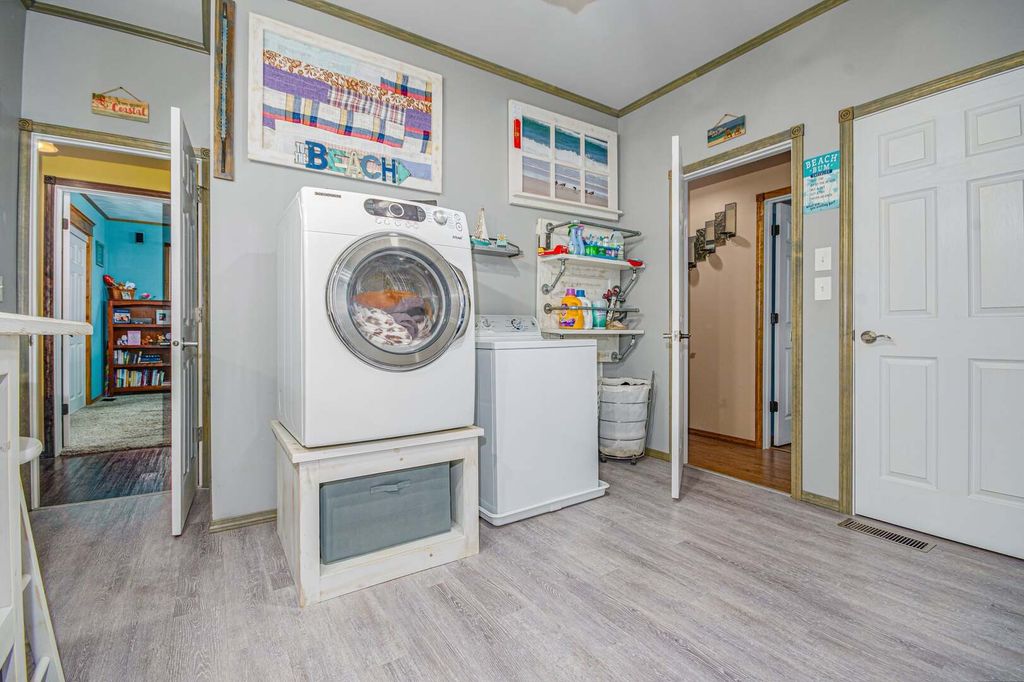 Image 18 of property listing at 433 E Main Street, Salem, IL 62881