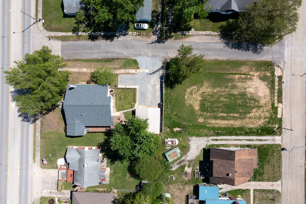 Image 3 of property listing at 433 E Main Street, Salem, IL 62881