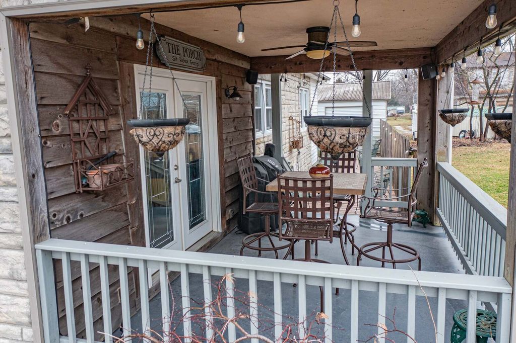 Image 5 of property listing at 433 E Main Street, Salem, IL 62881