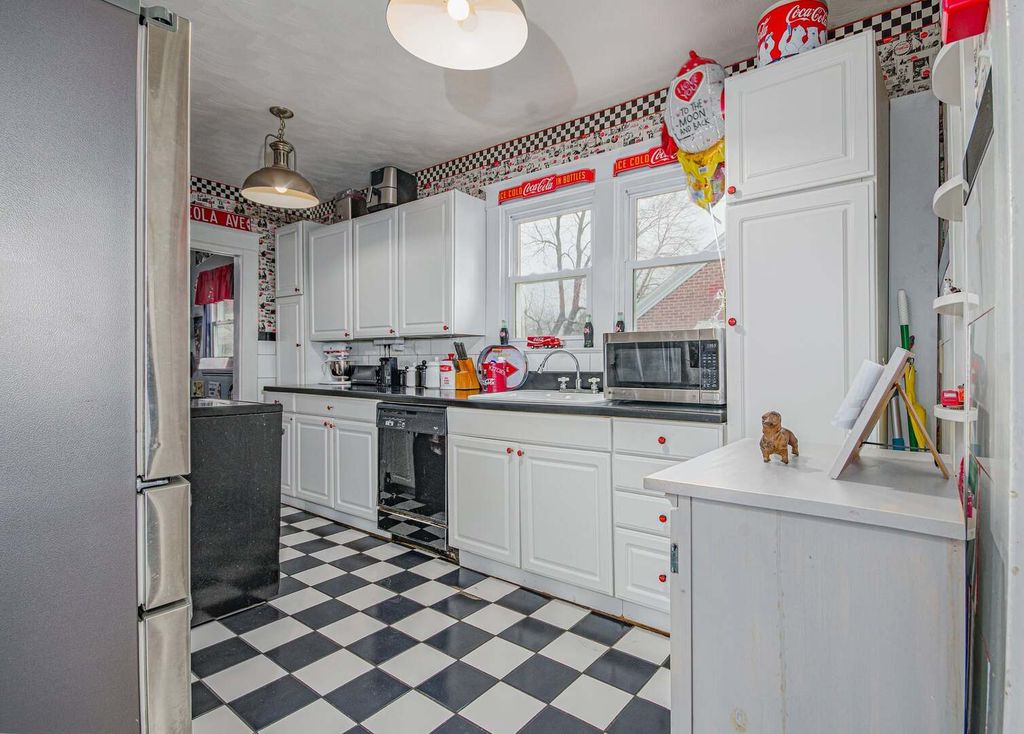 Image 6 of property listing at 433 E Main Street, Salem, IL 62881