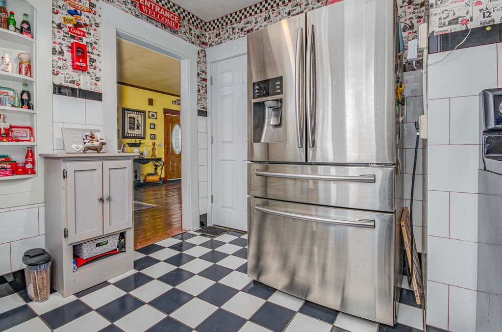 Image 7 of property listing at 433 E Main Street, Salem, IL 62881