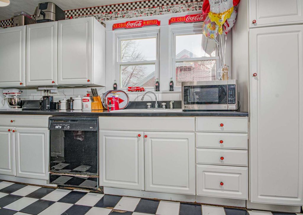 Image 8 of property listing at 433 E Main Street, Salem, IL 62881