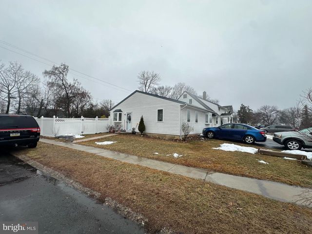 56 GOLDENRIDGE DR, Levittown, PA 19057