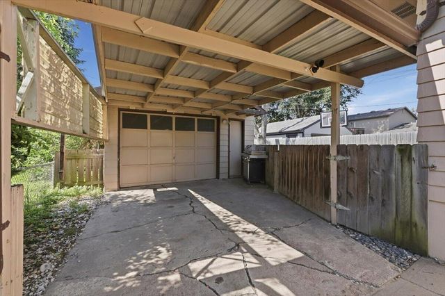 2117 AVENUE L, Council Bluffs, IA 51501