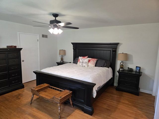 3775 S Sunny View DRIVE, New Berlin, WI 53151