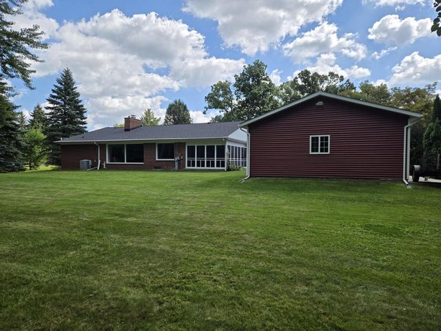 3775 S Sunny View DRIVE, New Berlin, WI 53151