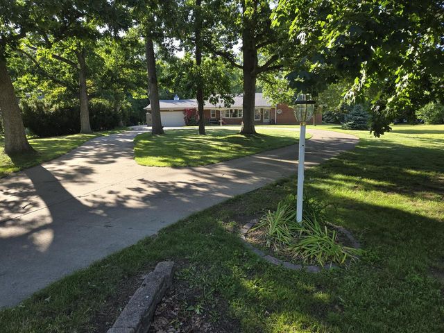 3775 S Sunny View DRIVE, New Berlin, WI 53151