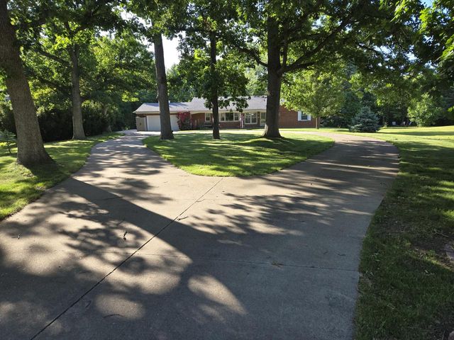 3775 S Sunny View DRIVE, New Berlin, WI 53151
