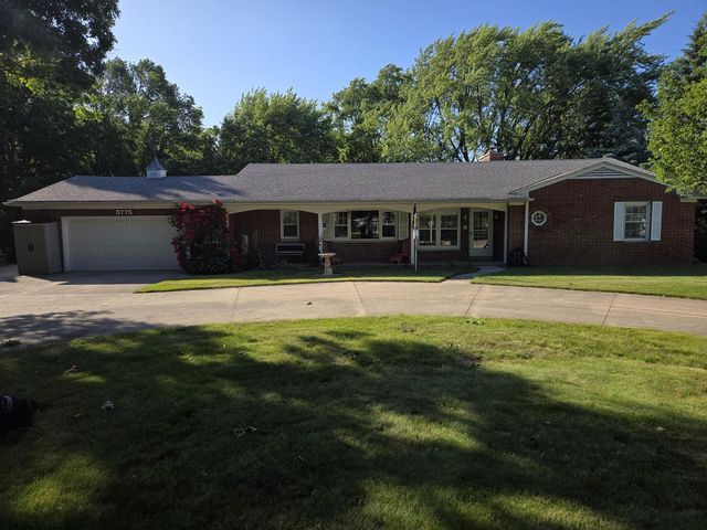 3775 S Sunny View DRIVE, New Berlin, WI 53151