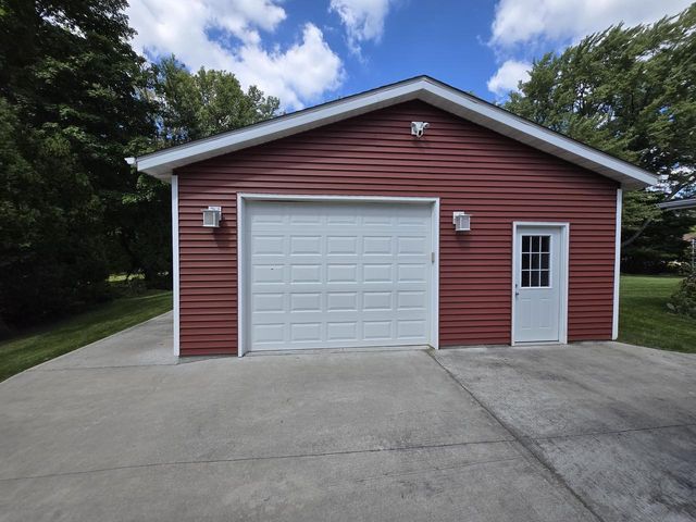 3775 S Sunny View DRIVE, New Berlin, WI 53151