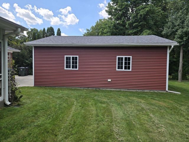 3775 S Sunny View DRIVE, New Berlin, WI 53151