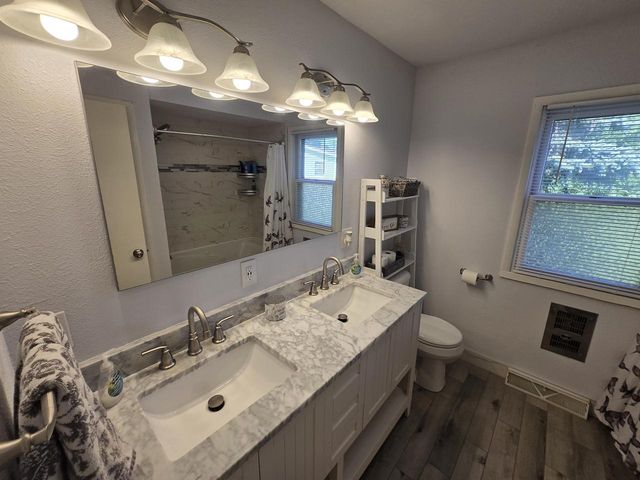 3775 S Sunny View DRIVE, New Berlin, WI 53151