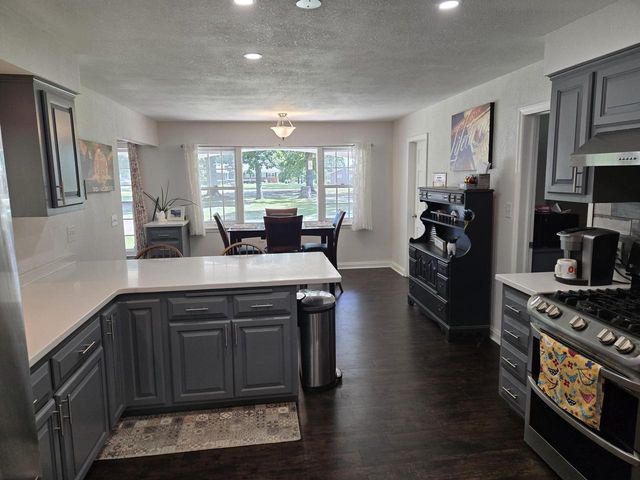 3775 S Sunny View DRIVE, New Berlin, WI 53151