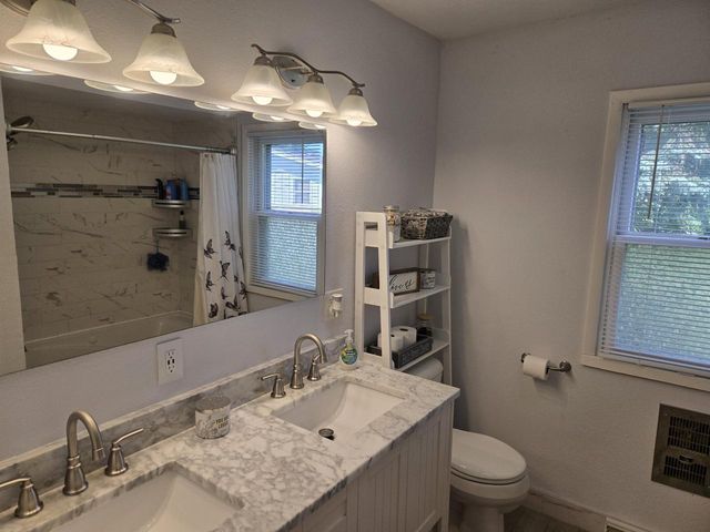 3775 S Sunny View DRIVE, New Berlin, WI 53151