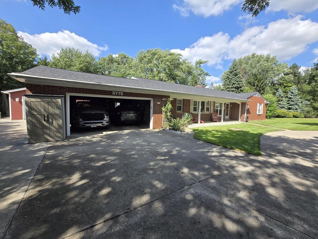 3775 S Sunny View DRIVE, New Berlin, WI 53151