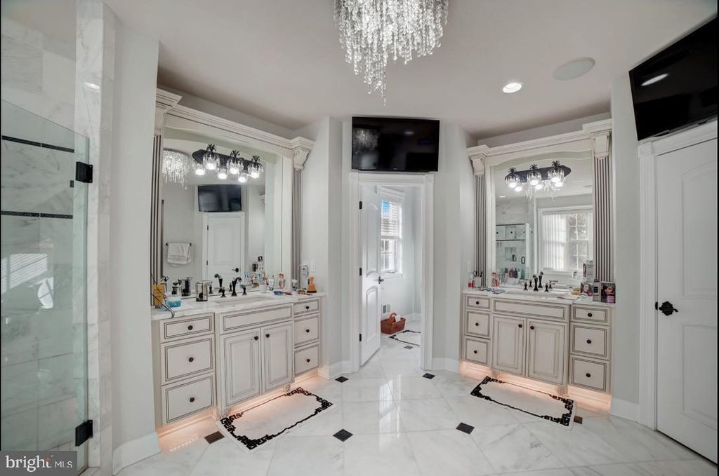 11561 STUART MILL RD, Oakton, VA 22124