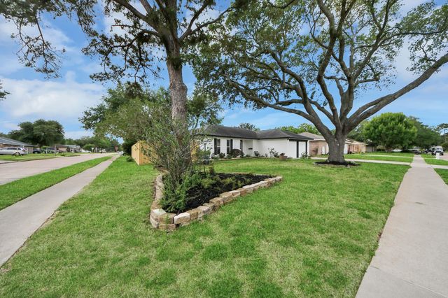 16222 Forest Bend Avenue, Friendswood, TX 77546