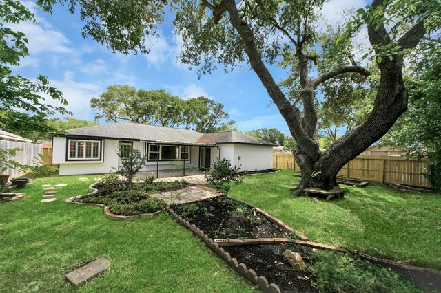 16222 Forest Bend Avenue, Friendswood, TX 77546